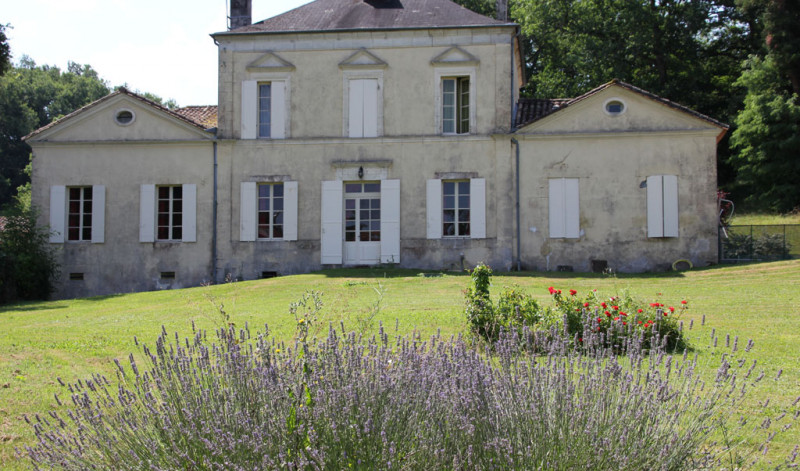Façade nord du Domaine aux Trois Fontaines baignée de soleil