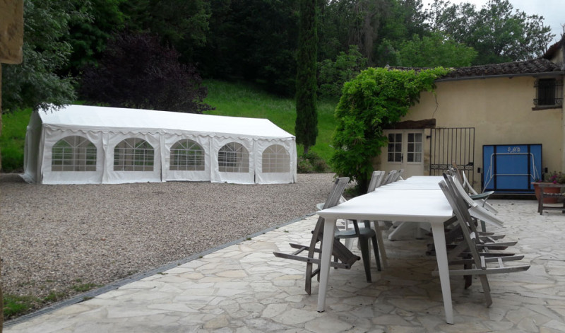 Tonnelle de 50 m² avec grande table