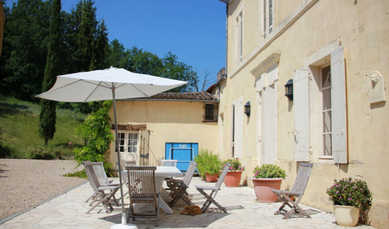 Terrasse au parasol blanc