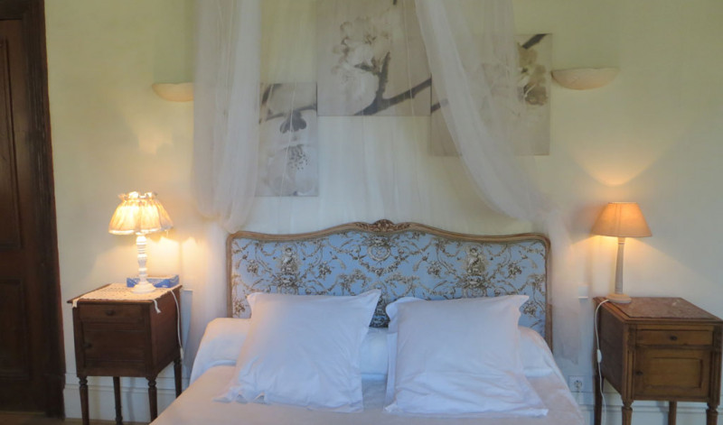 Grande chambre avec tête de lit